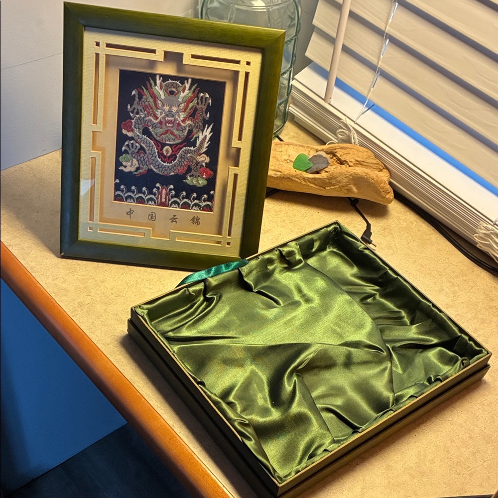 Nanjing Yunjin Brocade framed artwork featuring a dragon motif - Picture 3 of 10